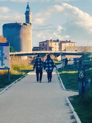 Elsa Lunghini Instagram - D’accord « Aimer , c’est regarder ensemble dans la même direction » mais n’est ce pas aussi porter les mêmes fringues? 
.
.
#love 
#lovers 
#twins