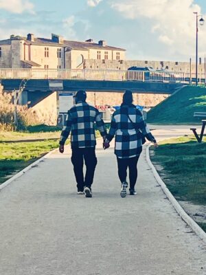 Elsa Lunghini Instagram - D’accord « Aimer , c’est regarder ensemble dans la même direction » mais n’est ce pas aussi porter les mêmes fringues?
.
.
#love
#lovers
#twins