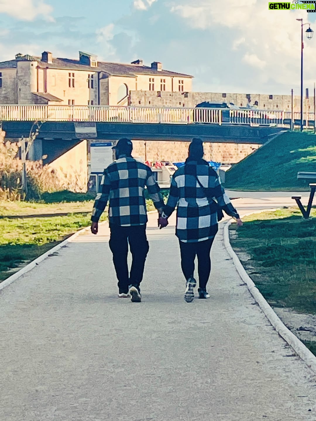 Elsa Lunghini - 3 Likes - D’accord « Aimer , c’est regarder ensemble dans la même direction » mais n’est ce pas aussi porter les mêmes fringues? 
.
.
#love 
#lovers 
#twins