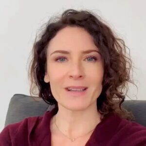 Elsa Lunghini Instagram - Merci de soutenir l’association @bvfr_charity qui offre une part de bonheur aux enfants hospitalisés 
🤍

#Repost @niko_las_godet
・・・
Tous les jours dans " ici tout commence " pour son rôle de Clotilde ARMAND, et pour les plus nostalgiques de cette magnifique periode des années 80 où sa voix nous disais " t'en vas pas " ,mille mercis à @elsalunghiniofficiel pour sa disponibilité incroyable et son message de soutien de nos actions. @bvfr_charity c' est des barbus qui œuvrent à améliorer le quotidien des gamins hospitalisés.  Sans votre soutien, nos actions ne peuvent pas être à la hauteur de la force de ses enfants qui , à l'hôpital ,se battent contre la maladie.  Prenez soins de vous et des autres
.
.
#association #enfants #🙏