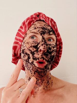 Elsa Lunghini Instagram - Fin prête pour la Noël!🧼🚿
Masque hydratant cheveux sous bonnet de soie.
Exfoliant de marc de café et huile végétale d’abricot.
Masque à l’argile rose.
Merry Christmas à tous🎄
.
.
#influenceusebeaute
#joyeuxnoël