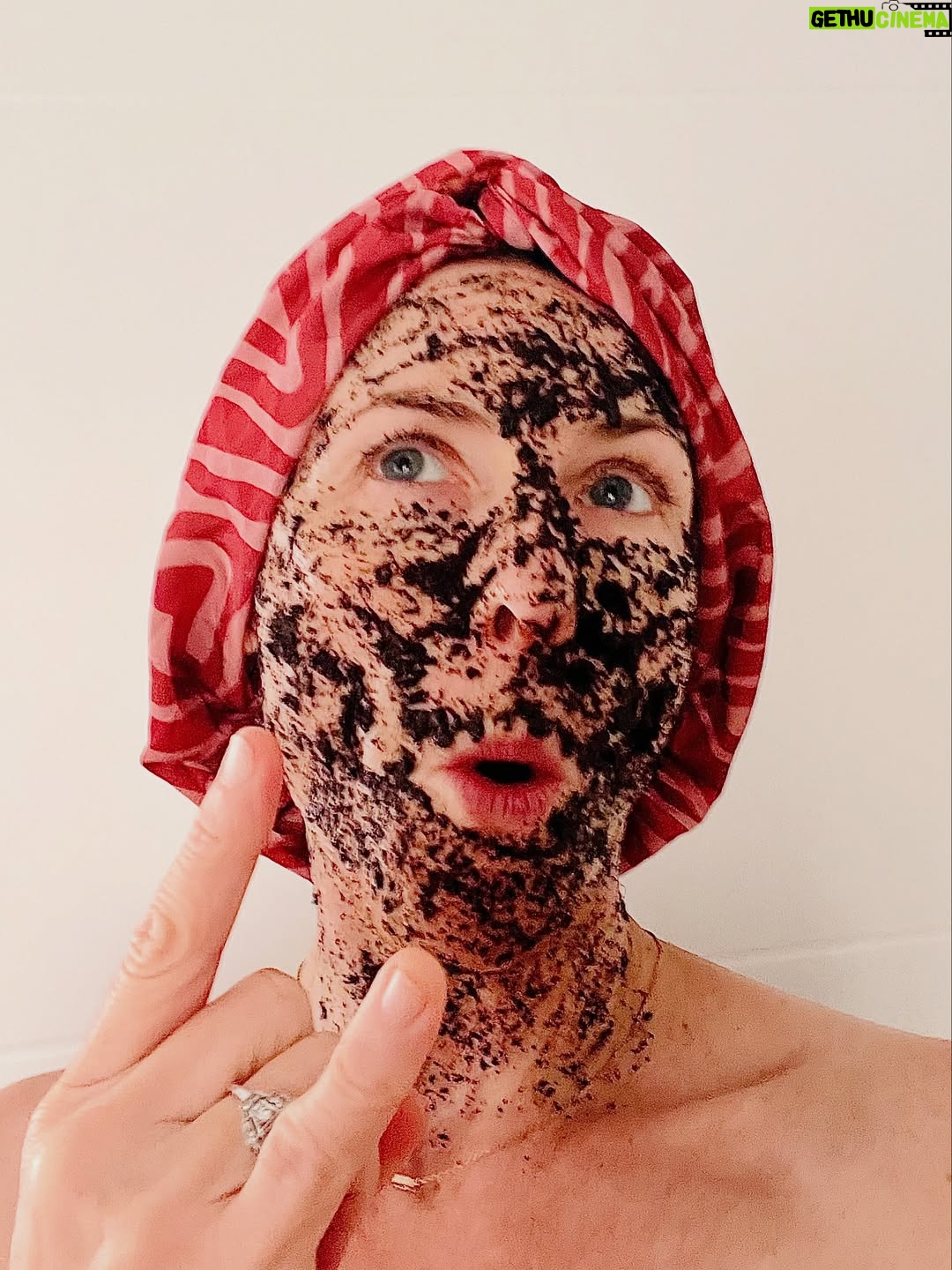 Elsa Lunghini - 3 Likes - Fin prête pour la Noël!🧼🚿
Masque hydratant cheveux sous bonnet de soie.
Exfoliant de marc de café et huile végétale d’abricot.
Masque à l’argile rose.
Merry Christmas à tous🎄
.
.
#influenceusebeaute 
#joyeuxnoël