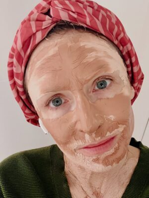 Elsa Lunghini Instagram - Fin prête pour la Noël!🧼🚿
Masque hydratant cheveux sous bonnet de soie.
Exfoliant de marc de café et huile végétale d’abricot.
Masque à l’argile rose.
Merry Christmas à tous🎄
.
.
#influenceusebeaute
#joyeuxnoël