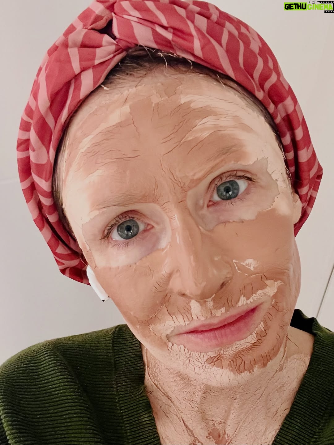 Elsa Lunghini - 3 Likes - Fin prête pour la Noël!🧼🚿
Masque hydratant cheveux sous bonnet de soie.
Exfoliant de marc de café et huile végétale d’abricot.
Masque à l’argile rose.
Merry Christmas à tous🎄
.
.
#influenceusebeaute 
#joyeuxnoël