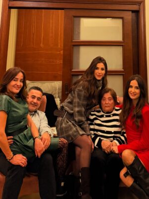 Elsa Zgheib Instagram - Christmas = family gathering and friends ❤️

#elsazgheib #christmas #friendsandfamily