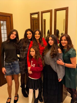Elsa Zgheib Instagram - Christmas = family gathering and friends ❤️

#elsazgheib #christmas #friendsandfamily