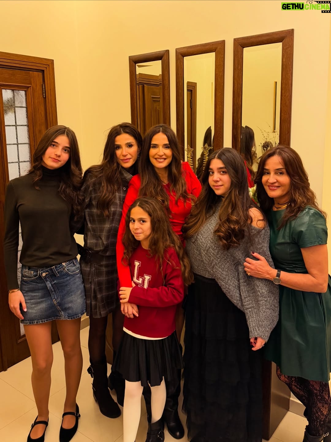 Elsa Zgheib - 2.6K Likes - Christmas = family gathering and friends ❤️

#elsazgheib #christmas #friendsandfamily