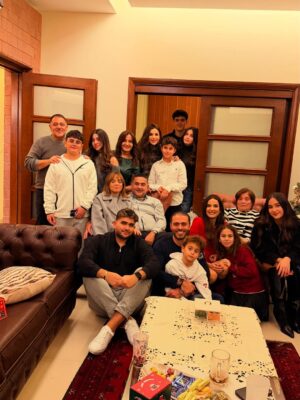 Elsa Zgheib Instagram - Christmas = family gathering and friends ❤️

#elsazgheib #christmas #friendsandfamily