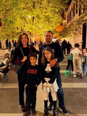 Elsa Zgheib Instagram - Christmas = family gathering and friends ❤️

#elsazgheib #christmas #friendsandfamily
