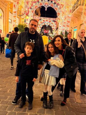 Elsa Zgheib Instagram - Christmas = family gathering and friends ❤️

#elsazgheib #christmas #friendsandfamily