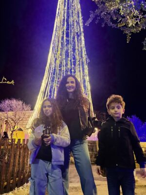 Elsa Zgheib Instagram - Christmas = family gathering and friends ❤️

#elsazgheib #christmas #friendsandfamily