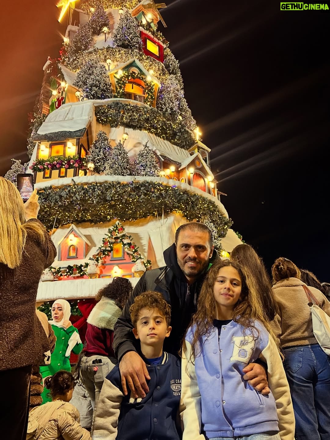 Elsa Zgheib - 2.6K Likes - Christmas = family gathering and friends ❤️

#elsazgheib #christmas #friendsandfamily