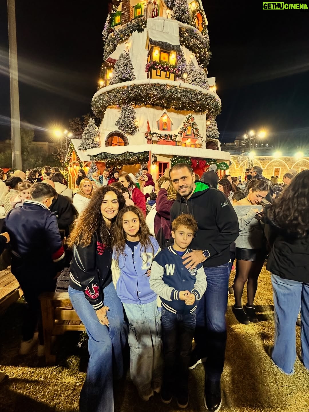 Elsa Zgheib - 2.6K Likes - Christmas = family gathering and friends ❤️

#elsazgheib #christmas #friendsandfamily