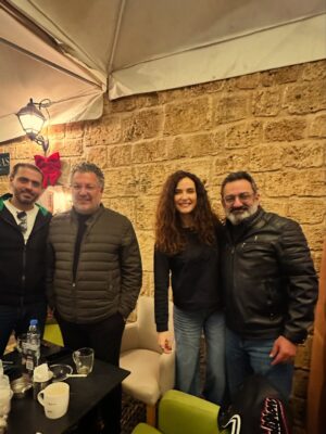 Elsa Zgheib Instagram - Christmas = family gathering and friends ❤️

#elsazgheib #christmas #friendsandfamily