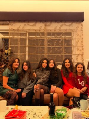 Elsa Zgheib Instagram - Christmas = family gathering and friends ❤️

#elsazgheib #christmas #friendsandfamily