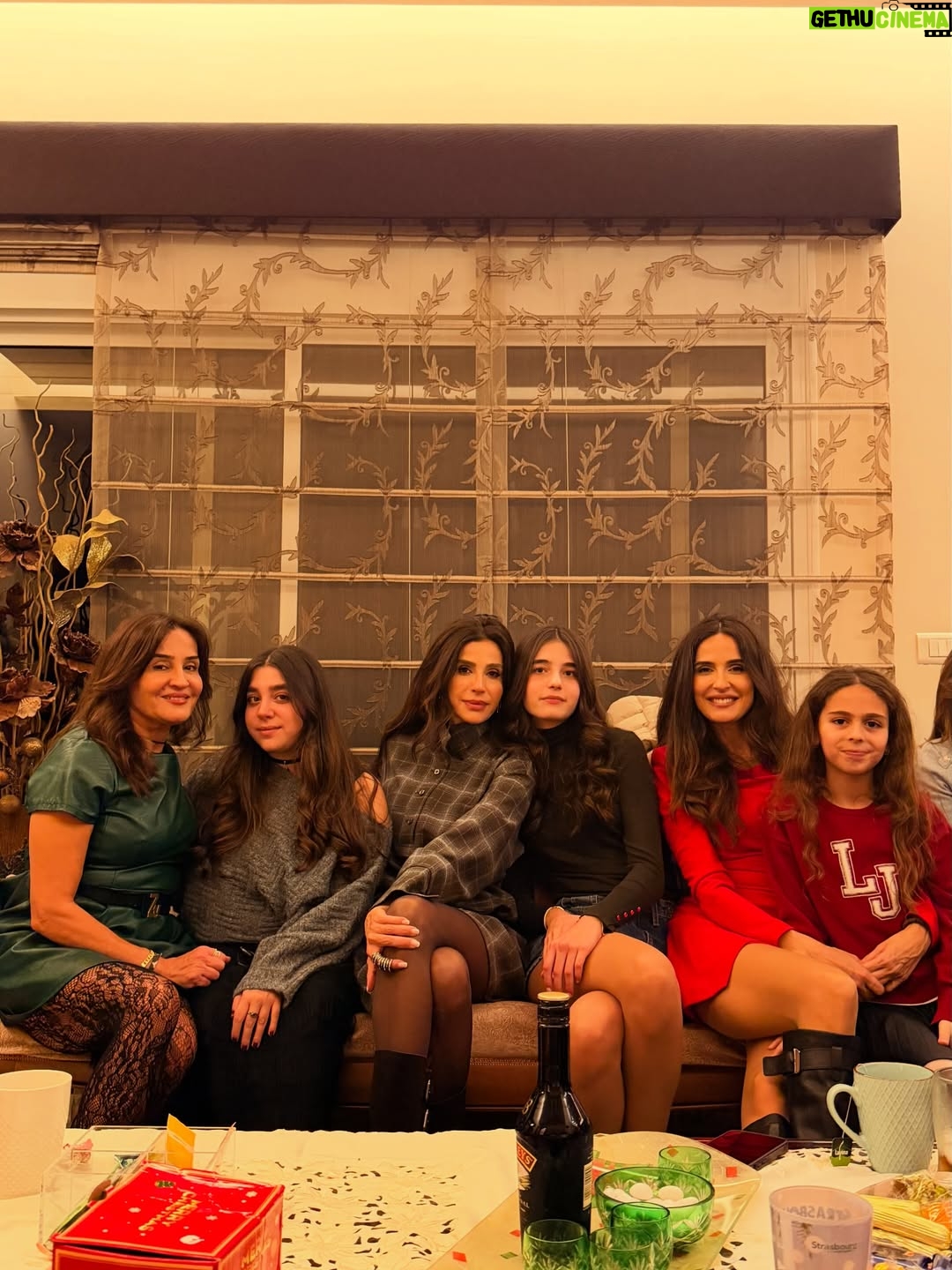 Elsa Zgheib - 2.6K Likes - Christmas = family gathering and friends ❤️

#elsazgheib #christmas #friendsandfamily