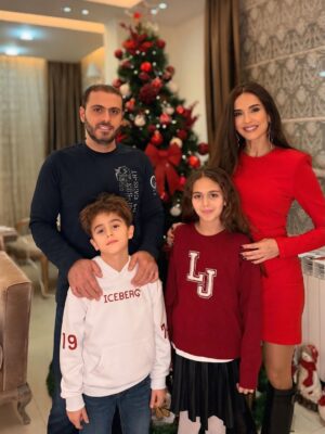 Elsa Zgheib Instagram - Merry Christmas from my small family to you my friends ❤️🎄🎄

#elsazgheib #merrychristmas❤️ #happyholidays #godblessyou