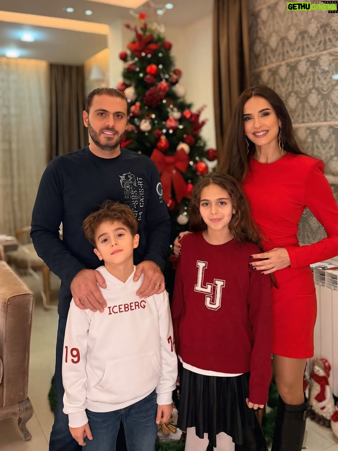 Elsa Zgheib - 8.8K Likes - Merry Christmas from my small family to you my friends ❤️🎄🎄

#elsazgheib #merrychristmas❤️ #happyholidays #godblessyou