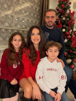 Elsa Zgheib Instagram - Merry Christmas from my small family to you my friends ❤️🎄🎄

#elsazgheib #merrychristmas❤️ #happyholidays #godblessyou