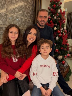Elsa Zgheib Instagram - Merry Christmas from my small family to you my friends ❤️🎄🎄

#elsazgheib #merrychristmas❤️ #happyholidays #godblessyou