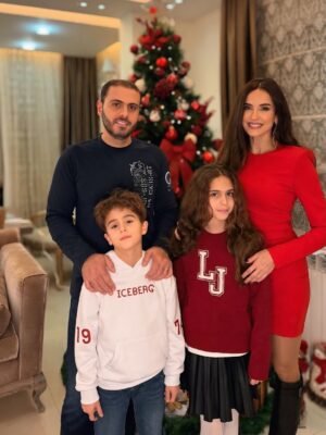Elsa Zgheib Instagram - Merry Christmas from my small family to you my friends ❤️🎄🎄

#elsazgheib #merrychristmas❤️ #happyholidays #godblessyou