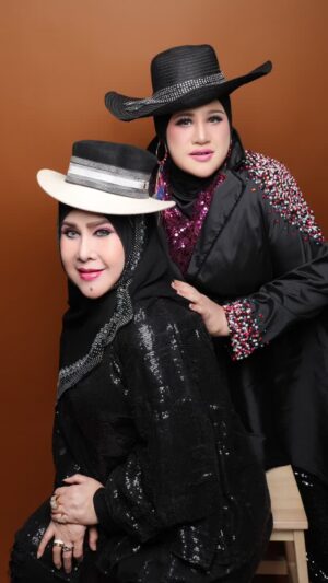 Elvy Sukaesih Instagram - Adakah cinta yg lebih indah dr cinta ibu kpd anaknya?? Pertama yg paling aku syukuri dr Mu ya Robb adalah terlahir dr rahim wanita yg penuh kekuatan cinta dan pengorbanan.. 🥹 Angkatlah derajatku ini ya Allah agar aku bs mengupayakan segala hal utk menyampaikan hajat mama, berbakti dan memuliakan mama dunia wal akhirat 🤲🏻 panjang umur dlm sehat afiat ya mamaku syg 🙏🏻😘 smg aku sll bs jd anakmu yg membanggakan dunia akhirat sbgmn mama sll membuat aku bangga mjd anakmu 👏🏻 Maafin dan ridhoin aku selalu ya ma, agar mudah jalanku menjadi versi terbaik dr diri ini.. 🤲🏻🥹 #dhawiyazaida