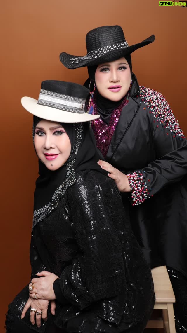 Elvy Sukaesih - 573 Likes - Adakah cinta yg lebih indah dr cinta ibu kpd anaknya?? Pertama yg paling aku syukuri dr Mu ya Robb adalah terlahir dr rahim wanita yg penuh kekuatan cinta dan pengorbanan.. 🥹 Angkatlah derajatku ini ya Allah agar aku bs mengupayakan segala hal utk menyampaikan hajat mama, berbakti dan memuliakan mama dunia wal akhirat 🤲🏻 panjang umur dlm sehat afiat ya mamaku syg 🙏🏻😘 smg aku sll bs jd anakmu yg membanggakan dunia akhirat sbgmn mama sll membuat aku bangga mjd anakmu 👏🏻 Maafin dan ridhoin aku selalu ya ma, agar mudah jalanku menjadi versi terbaik dr diri ini.. 🤲🏻🥹 #dhawiyazaida