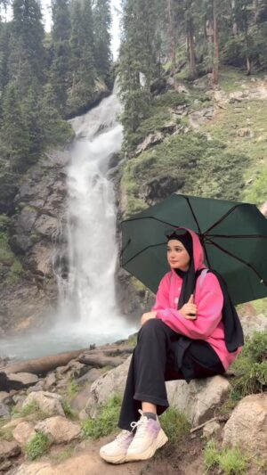 Eman Shehzadi Instagram - ❤️‍🩹🌚 

.
.
.
#eman #emanshehzadi #insta #instareel #hijabigirl