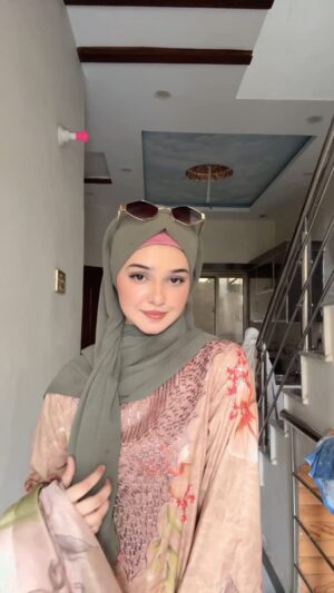 Eman Shehzadi Instagram - Sahiba 😌🤌🏻🌸✨ 

.
.
.
@raniya.hofficial 
#eman #emanshehzadi #insta #instareel #hijabigirl