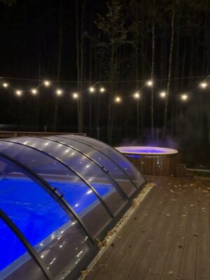 Emilia Dankwa Instagram - Kolejne zdjęcia z tego wspaniałego weekendu💞
Zobaczcie, w jakim miejscu spędzaliśmy czas!

@domylesnyreset - jestem zachwycona - piękny dom, 
jacuzzi, podgrzewany basen, sauna… czego chcieć więcej🤭
Dziękuję też @body_chief za zapewnienie posiłków dla każdego z nas! To naprawdę świetne rozwiązanie na takie wydarzenie☺️
•
współpraca @domylesnyreset @body_chief #domylesnyreset #bodychief @urodziny #impreza #przyjaciele #jacuzzi #basen #sauna #catering