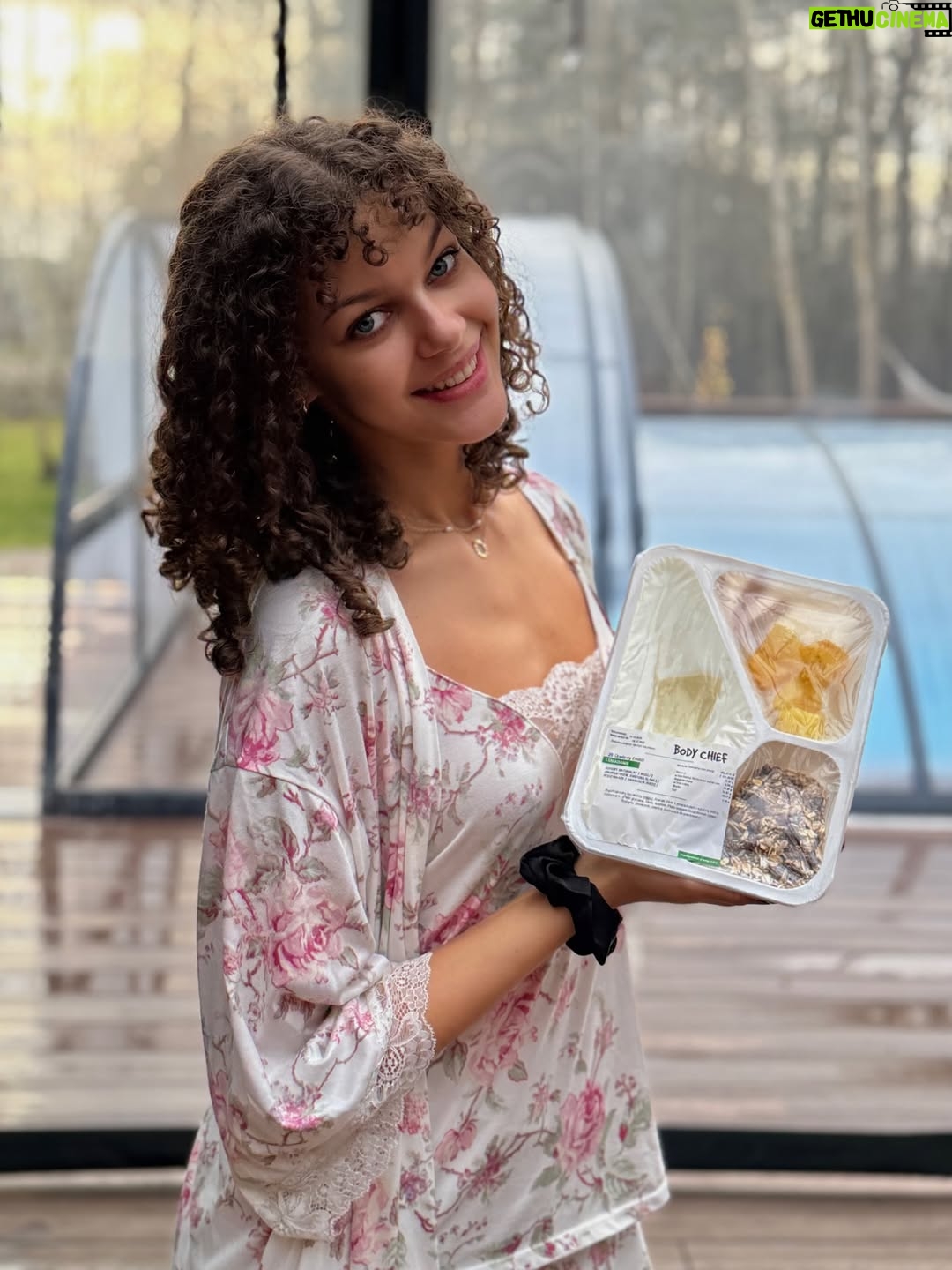 Emilia Dankwa - 6.3K Likes - Kolejne zdjęcia z tego wspaniałego weekendu💞
Zobaczcie, w jakim miejscu spędzaliśmy czas!

@domylesnyreset - jestem zachwycona - piękny dom, 
jacuzzi, podgrzewany basen, sauna… czego chcieć więcej🤭
Dziękuję też @body_chief za zapewnienie posiłków dla każdego z nas! To naprawdę świetne rozwiązanie na takie wydarzenie☺️
•
współpraca @domylesnyreset @body_chief #domylesnyreset #bodychief @urodziny #impreza #przyjaciele #jacuzzi #basen #sauna #catering