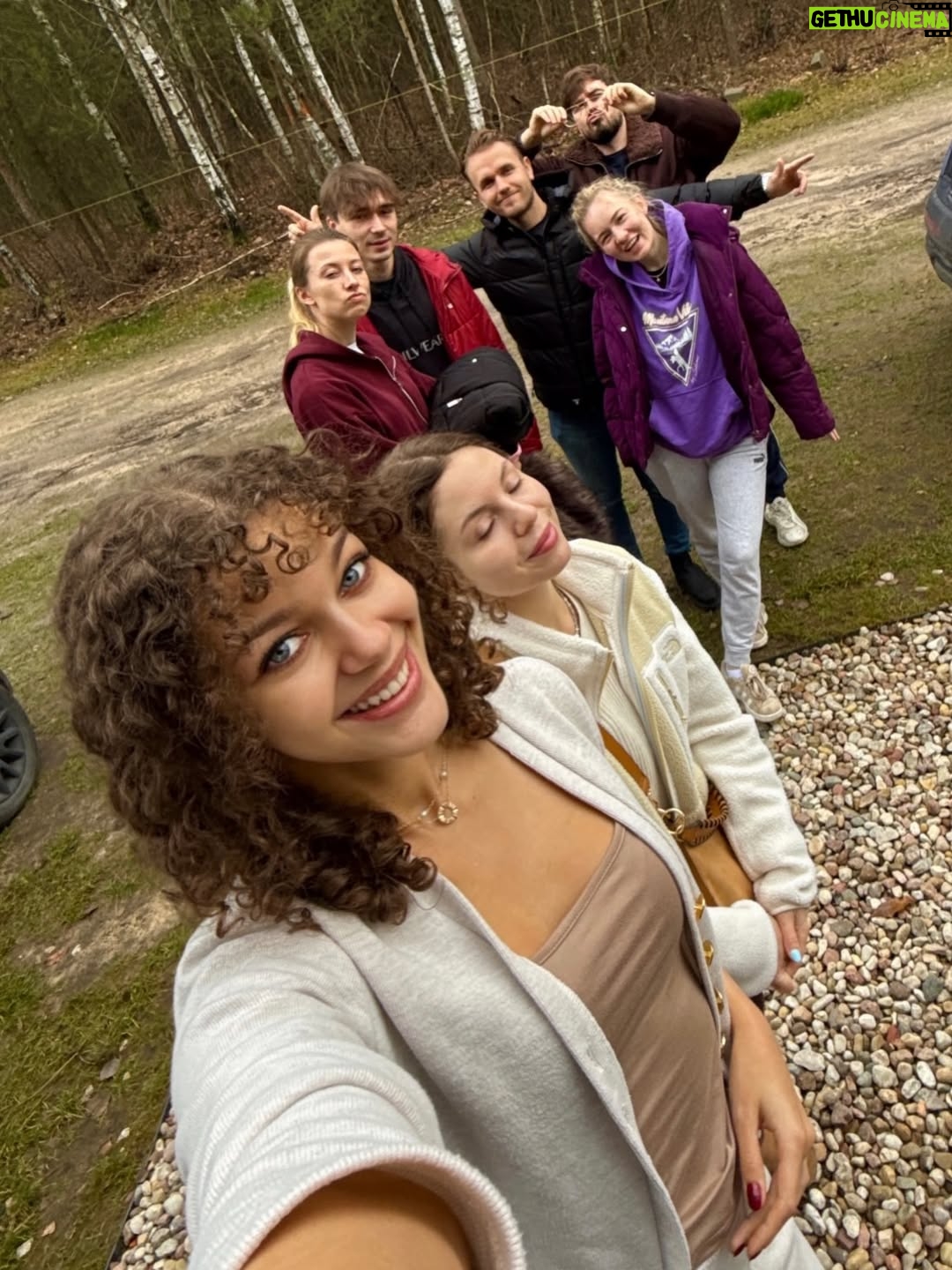 Emilia Dankwa - 6.3K Likes - Kolejne zdjęcia z tego wspaniałego weekendu💞
Zobaczcie, w jakim miejscu spędzaliśmy czas!

@domylesnyreset - jestem zachwycona - piękny dom, 
jacuzzi, podgrzewany basen, sauna… czego chcieć więcej🤭
Dziękuję też @body_chief za zapewnienie posiłków dla każdego z nas! To naprawdę świetne rozwiązanie na takie wydarzenie☺️
•
współpraca @domylesnyreset @body_chief #domylesnyreset #bodychief @urodziny #impreza #przyjaciele #jacuzzi #basen #sauna #catering