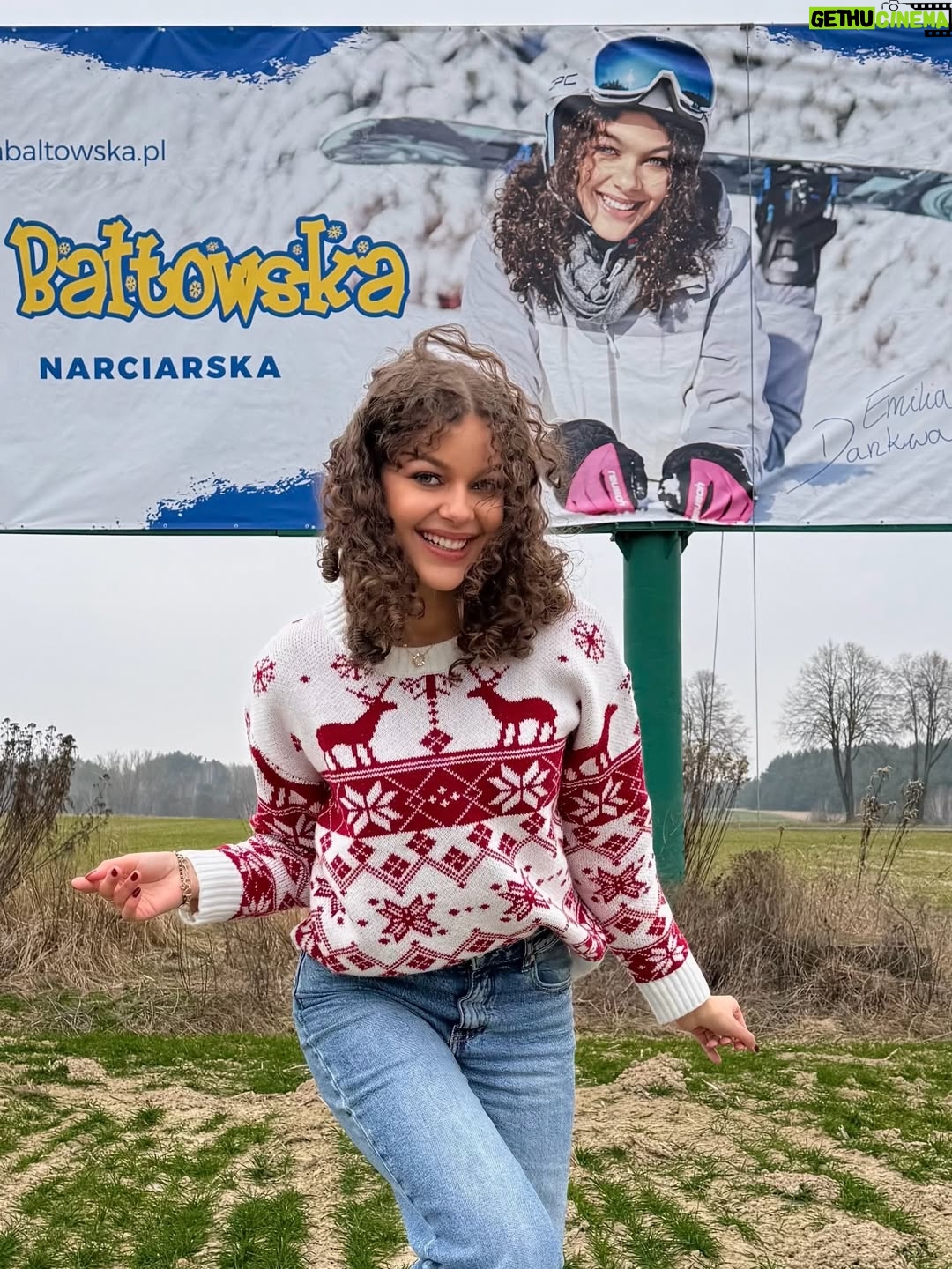 Emilia Dankwa - 3.2K Likes - Jestem na billboardach!🥹
Zdjęcie z moim wizerunkiem promuje miejsce, z którym związana jestem całe życie - od ponad 15 lat regularnie przyjeżdżamy do @jurapark_baltow, którego od kilku lat mam przyjemność być Ambasadorką💘

Dzisiaj minęliśmy dwa billboardy, ale jest ich więcej! Niedługo poznam lokalizację reszty i dam Wam znać, gdzie dokładnie możecie je zobaczyć🙊

📸 @takablanka 
🤍 @szwajcaria_baltowska 
•
#billboard #szwajcariabałtowska