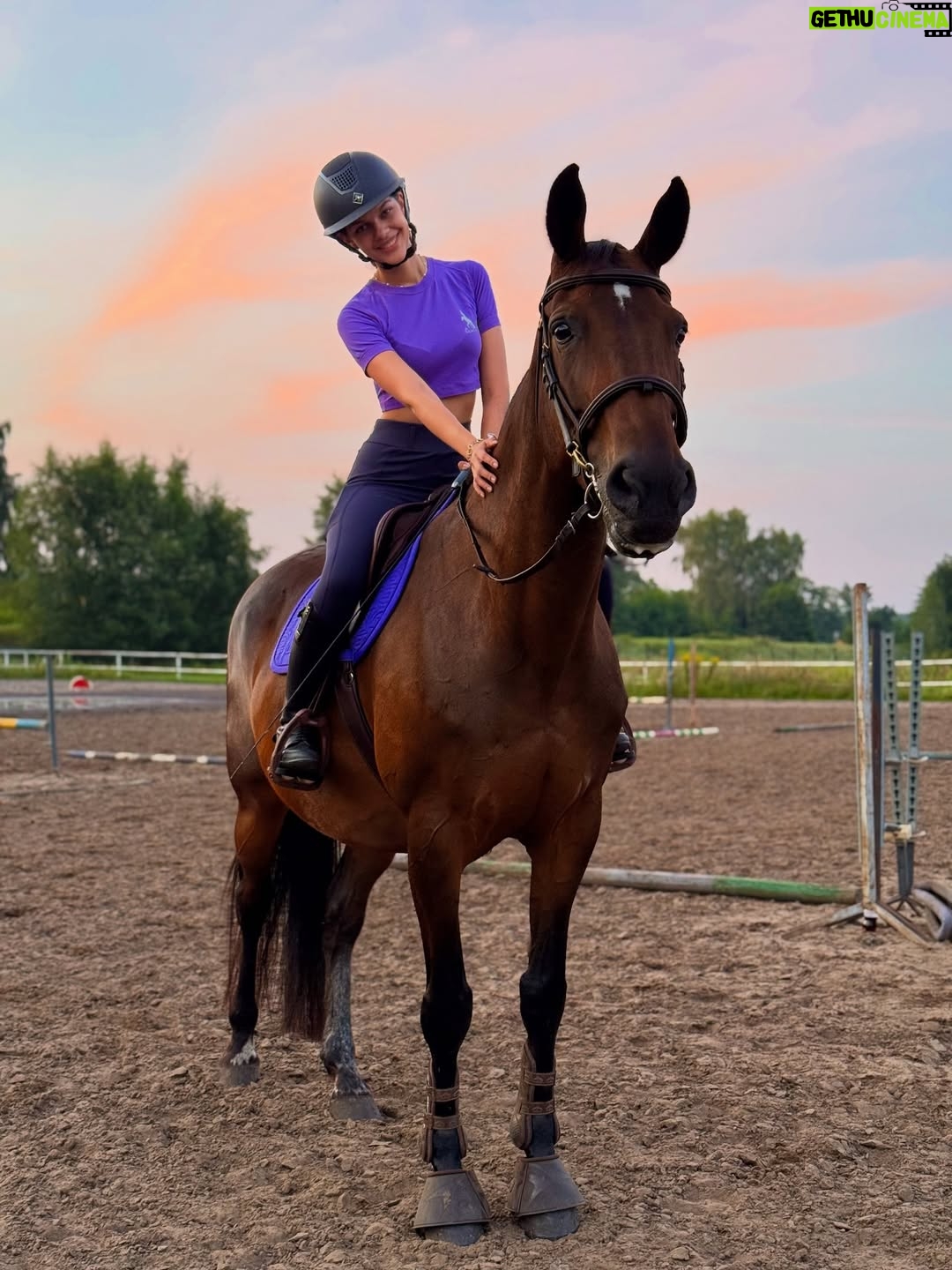 Emilia Dankwa - 6.4K Likes - Właśnie przypomniałam sobie o tych zdjęciach!
Dila & ja o zachodzie słońca💜

~ sierpień 2025
#zachodsłońca #sunset #jazdakonna #silwear