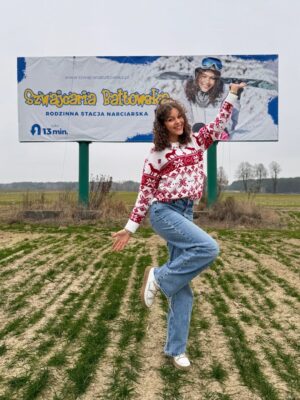 Emilia Dankwa Instagram - Jestem na billboardach!🥹
Zdjęcie z moim wizerunkiem promuje miejsce, z którym związana jestem całe życie - od ponad 15 lat regularnie przyjeżdżamy do @jurapark_baltow, którego od kilku lat mam przyjemność być Ambasadorką💘

Dzisiaj minęliśmy dwa billboardy, ale jest ich więcej! Niedługo poznam lokalizację reszty i dam Wam znać, gdzie dokładnie możecie je zobaczyć🙊

📸 @takablanka 
🤍 @szwajcaria_baltowska 
•
#billboard #szwajcariabałtowska