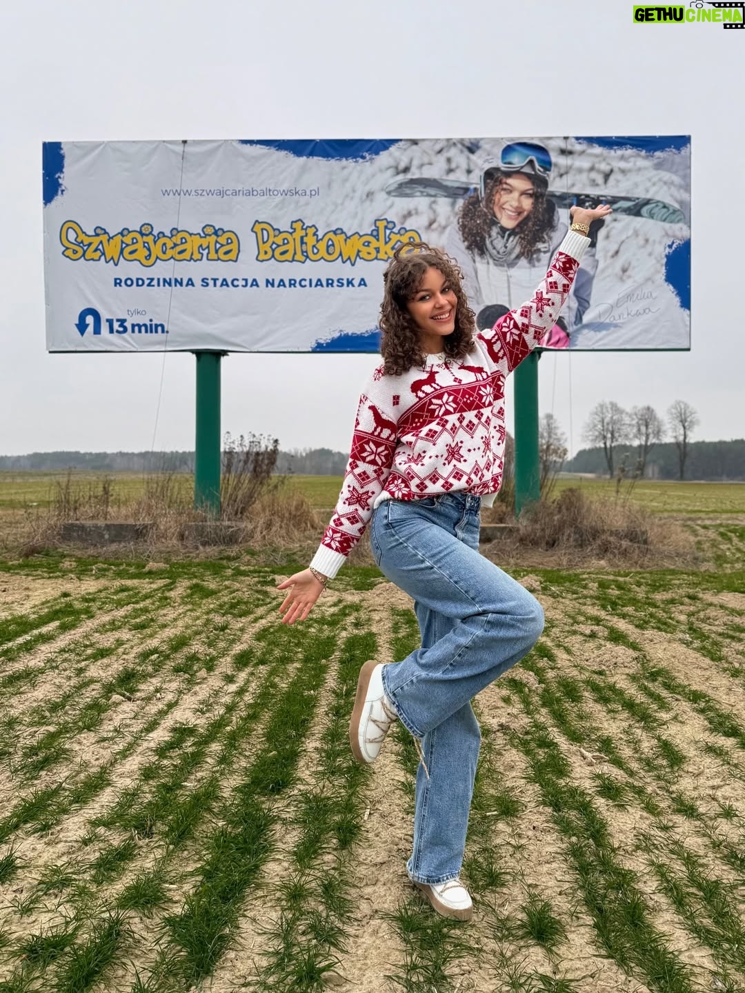 Emilia Dankwa - 3.2K Likes - Jestem na billboardach!🥹
Zdjęcie z moim wizerunkiem promuje miejsce, z którym związana jestem całe życie - od ponad 15 lat regularnie przyjeżdżamy do @jurapark_baltow, którego od kilku lat mam przyjemność być Ambasadorką💘

Dzisiaj minęliśmy dwa billboardy, ale jest ich więcej! Niedługo poznam lokalizację reszty i dam Wam znać, gdzie dokładnie możecie je zobaczyć🙊

📸 @takablanka 
🤍 @szwajcaria_baltowska 
•
#billboard #szwajcariabałtowska