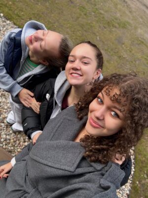 Emilia Dankwa Instagram - Kolejne zdjęcia z tego wspaniałego weekendu💞
Zobaczcie, w jakim miejscu spędzaliśmy czas!

@domylesnyreset - jestem zachwycona - piękny dom, 
jacuzzi, podgrzewany basen, sauna… czego chcieć więcej🤭
Dziękuję też @body_chief za zapewnienie posiłków dla każdego z nas! To naprawdę świetne rozwiązanie na takie wydarzenie☺️
•
współpraca @domylesnyreset @body_chief #domylesnyreset #bodychief @urodziny #impreza #przyjaciele #jacuzzi #basen #sauna #catering