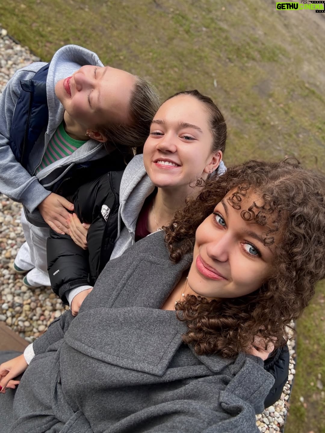 Emilia Dankwa - 6.3K Likes - Kolejne zdjęcia z tego wspaniałego weekendu💞
Zobaczcie, w jakim miejscu spędzaliśmy czas!

@domylesnyreset - jestem zachwycona - piękny dom, 
jacuzzi, podgrzewany basen, sauna… czego chcieć więcej🤭
Dziękuję też @body_chief za zapewnienie posiłków dla każdego z nas! To naprawdę świetne rozwiązanie na takie wydarzenie☺️
•
współpraca @domylesnyreset @body_chief #domylesnyreset #bodychief @urodziny #impreza #przyjaciele #jacuzzi #basen #sauna #catering