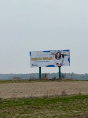Emilia Dankwa Instagram - Jestem na billboardach!🥹
Zdjęcie z moim wizerunkiem promuje miejsce, z którym związana jestem całe życie - od ponad 15 lat regularnie przyjeżdżamy do @jurapark_baltow, którego od kilku lat mam przyjemność być Ambasadorką💘

Dzisiaj minęliśmy dwa billboardy, ale jest ich więcej! Niedługo poznam lokalizację reszty i dam Wam znać, gdzie dokładnie możecie je zobaczyć🙊

📸 @takablanka 
🤍 @szwajcaria_baltowska 
•
#billboard #szwajcariabałtowska
