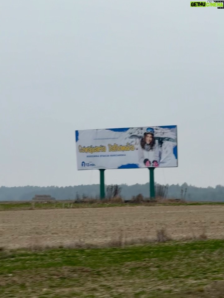 Emilia Dankwa - 3.2K Likes - Jestem na billboardach!🥹
Zdjęcie z moim wizerunkiem promuje miejsce, z którym związana jestem całe życie - od ponad 15 lat regularnie przyjeżdżamy do @jurapark_baltow, którego od kilku lat mam przyjemność być Ambasadorką💘

Dzisiaj minęliśmy dwa billboardy, ale jest ich więcej! Niedługo poznam lokalizację reszty i dam Wam znać, gdzie dokładnie możecie je zobaczyć🙊

📸 @takablanka 
🤍 @szwajcaria_baltowska 
•
#billboard #szwajcariabałtowska
