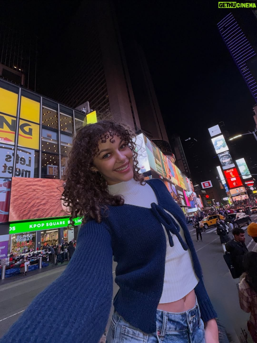 Emilia Dankwa - 2.5K Likes - 🎀💙
•
#timessquare #nyc #usa