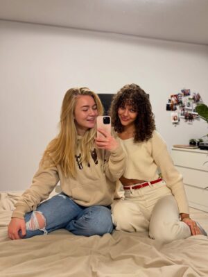 Emilia Dankwa Instagram - every brunette needs her blonde!👩🏽‍🦱👩🏼