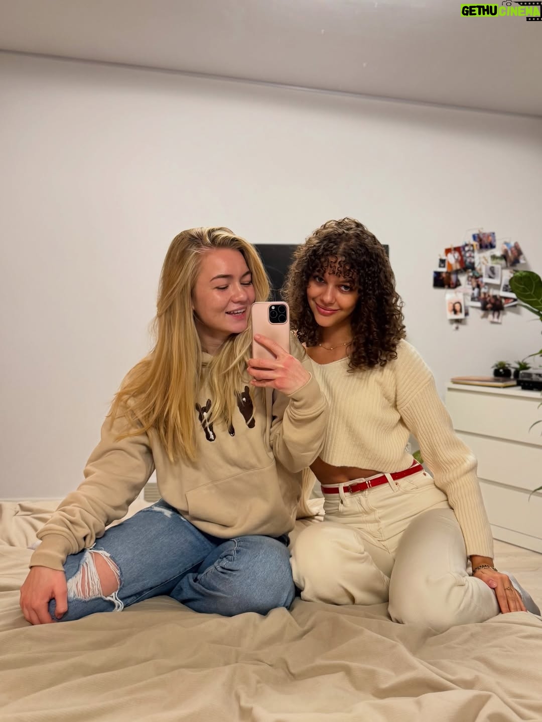 Emilia Dankwa - 8.4K Likes - every brunette needs her blonde!👩🏽‍🦱👩🏼