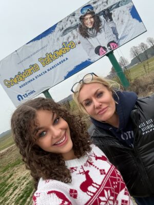 Emilia Dankwa Instagram - Jestem na billboardach!🥹
Zdjęcie z moim wizerunkiem promuje miejsce, z którym związana jestem całe życie - od ponad 15 lat regularnie przyjeżdżamy do @jurapark_baltow, którego od kilku lat mam przyjemność być Ambasadorką💘

Dzisiaj minęliśmy dwa billboardy, ale jest ich więcej! Niedługo poznam lokalizację reszty i dam Wam znać, gdzie dokładnie możecie je zobaczyć🙊

📸 @takablanka 
🤍 @szwajcaria_baltowska 
•
#billboard #szwajcariabałtowska