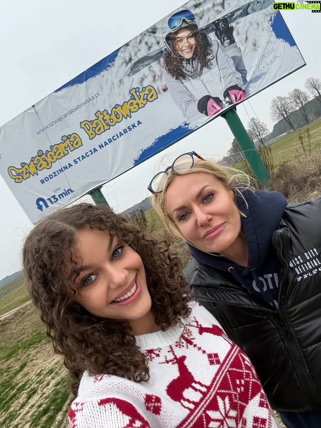 Emilia Dankwa - 3.2K Likes - Jestem na billboardach!🥹
Zdjęcie z moim wizerunkiem promuje miejsce, z którym związana jestem całe życie - od ponad 15 lat regularnie przyjeżdżamy do @jurapark_baltow, którego od kilku lat mam przyjemność być Ambasadorką💘

Dzisiaj minęliśmy dwa billboardy, ale jest ich więcej! Niedługo poznam lokalizację reszty i dam Wam znać, gdzie dokładnie możecie je zobaczyć🙊

📸 @takablanka 
🤍 @szwajcaria_baltowska 
•
#billboard #szwajcariabałtowska