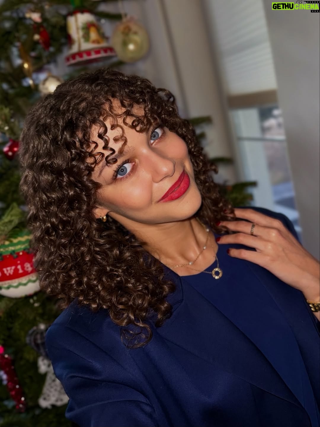 Emilia Dankwa - 6.7K Likes - Wesołych Świąt Drodzy❤️
Odpocznijcie i nacieszcie się tym radosnym czasem!
•
#merrychristmas #christmas #choinka #rodzina #święta