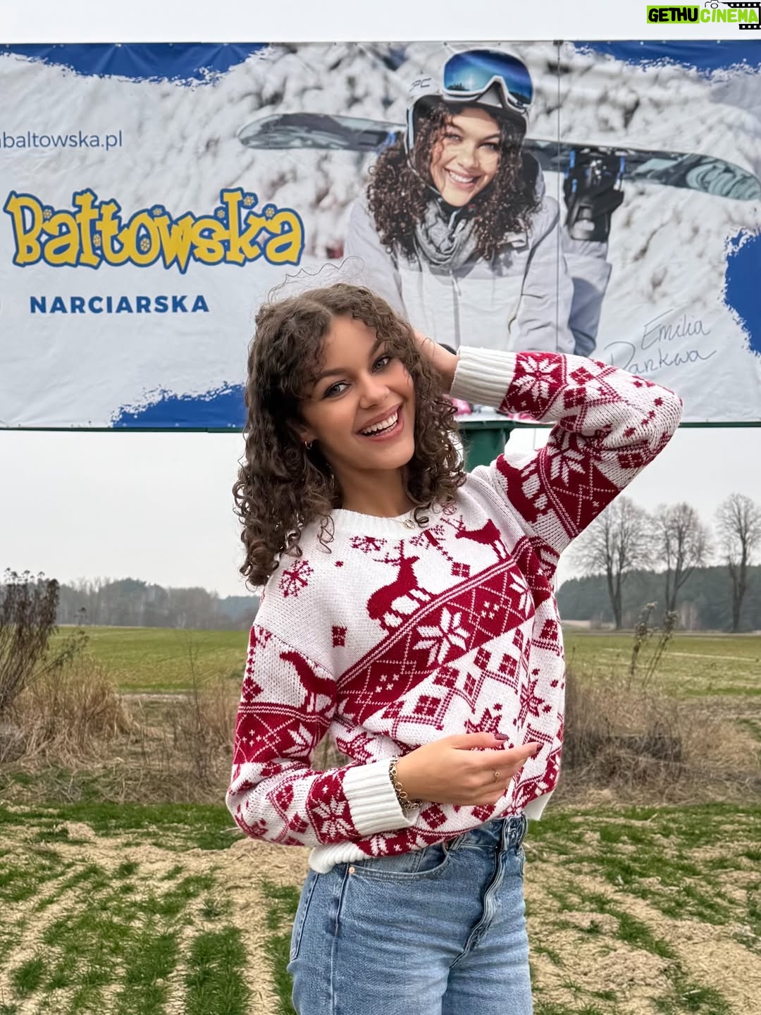 Emilia Dankwa - 3.2K Likes - Jestem na billboardach!🥹
Zdjęcie z moim wizerunkiem promuje miejsce, z którym związana jestem całe życie - od ponad 15 lat regularnie przyjeżdżamy do @jurapark_baltow, którego od kilku lat mam przyjemność być Ambasadorką💘

Dzisiaj minęliśmy dwa billboardy, ale jest ich więcej! Niedługo poznam lokalizację reszty i dam Wam znać, gdzie dokładnie możecie je zobaczyć🙊

📸 @takablanka 
🤍 @szwajcaria_baltowska 
•
#billboard #szwajcariabałtowska