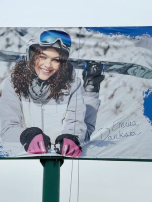 Emilia Dankwa Instagram - Jestem na billboardach!🥹
Zdjęcie z moim wizerunkiem promuje miejsce, z którym związana jestem całe życie - od ponad 15 lat regularnie przyjeżdżamy do @jurapark_baltow, którego od kilku lat mam przyjemność być Ambasadorką💘

Dzisiaj minęliśmy dwa billboardy, ale jest ich więcej! Niedługo poznam lokalizację reszty i dam Wam znać, gdzie dokładnie możecie je zobaczyć🙊

📸 @takablanka 
🤍 @szwajcaria_baltowska 
•
#billboard #szwajcariabałtowska