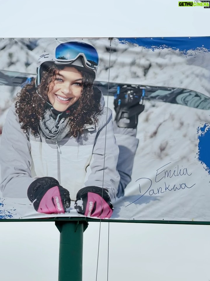 Emilia Dankwa - 3.2K Likes - Jestem na billboardach!🥹
Zdjęcie z moim wizerunkiem promuje miejsce, z którym związana jestem całe życie - od ponad 15 lat regularnie przyjeżdżamy do @jurapark_baltow, którego od kilku lat mam przyjemność być Ambasadorką💘

Dzisiaj minęliśmy dwa billboardy, ale jest ich więcej! Niedługo poznam lokalizację reszty i dam Wam znać, gdzie dokładnie możecie je zobaczyć🙊

📸 @takablanka 
🤍 @szwajcaria_baltowska 
•
#billboard #szwajcariabałtowska