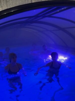 Emilia Dankwa Instagram - Kolejne zdjęcia z tego wspaniałego weekendu💞
Zobaczcie, w jakim miejscu spędzaliśmy czas!

@domylesnyreset - jestem zachwycona - piękny dom, 
jacuzzi, podgrzewany basen, sauna… czego chcieć więcej🤭
Dziękuję też @body_chief za zapewnienie posiłków dla każdego z nas! To naprawdę świetne rozwiązanie na takie wydarzenie☺️
•
współpraca @domylesnyreset @body_chief #domylesnyreset #bodychief @urodziny #impreza #przyjaciele #jacuzzi #basen #sauna #catering